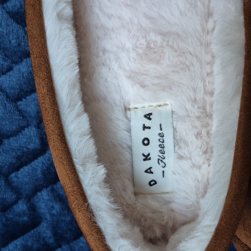 Dakota Fleece Women's Faux Fur Slippers With Memory Foam Size 8, New With Tags - Picture 5 of 7